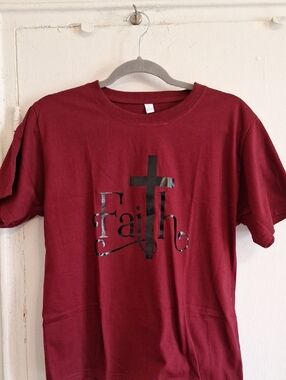 Faith Cross Graphic Tee - Burgundy